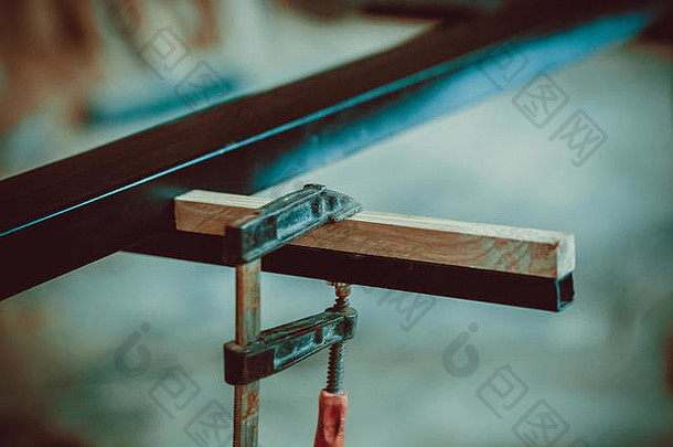 工匠夹固定块木铁过程使桌子上家具软焦点浅景深