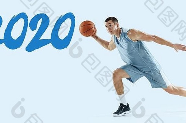 2020<strong>年会</strong>议。年轻的白人篮球运动员在运动中，在<strong>蓝色</strong>背景上孤立地跳跃。运动、运动、活力和健康生活方式的概念。训练广告传单。
