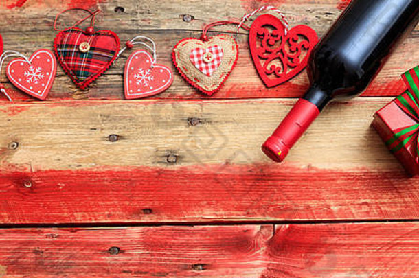 情人节一天概念红色的<strong>酒</strong>瓶礼物盒子心红色的木背景