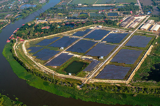 <strong>太阳能</strong>农场，<strong>太阳能</strong>电池板从空中拍摄的照片