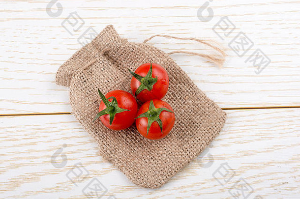 小帆布袋和红色成熟美味的新鲜樱桃番茄