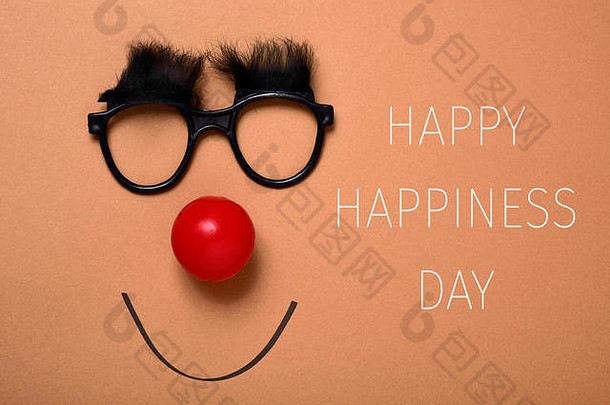 文字“快乐快乐日”，一副浓<strong>眉眼</strong>镜，一个红色小丑鼻子，棕色背景上画着微笑