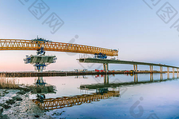 3月19日，丹麦弗雷德里克松，王储玛丽桥施工现场的<strong>黄鹤</strong>俯瞰大海，