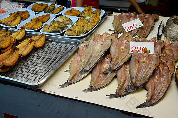 泰国Nakhon Pathm Don Wai浮动市场上出售的干鱼或古拉米鱼蜜饯。