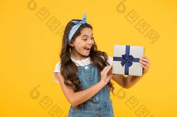 抢购。夏日怀旧的孩子。快乐女孩收到了礼物盒。给她一个惊喜。生日快乐礼物。童年的快乐。节礼日的概念。为孩子们购物。奖赏和奖品。