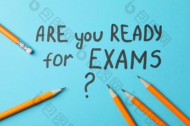 题词：你们准备好考试了吗？蓝色背景的铅笔，俯视图