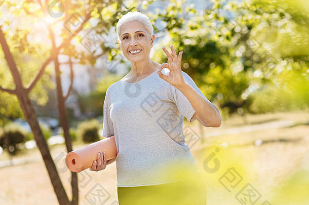 积极的老年妇女在公园里享受运动