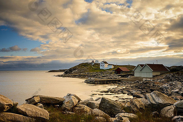 挪威罗加兰岛Fjøløy灯塔周围的海岸线。