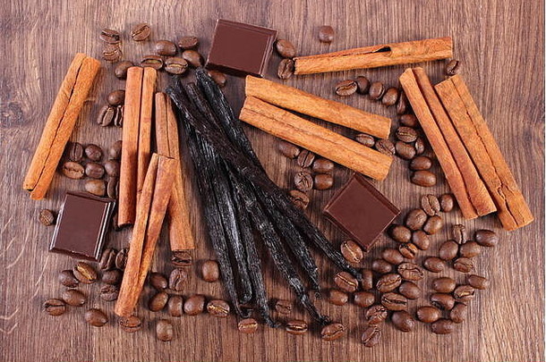 新鲜的香香草豆荚肉桂棒黑暗巧克力咖啡谷物木板材调味料成分