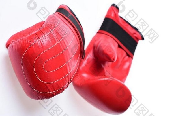 一对拳击手套说谎皮革盒子设备战斗培训体育武术艺术概念拳击手套红色的颜色孤立的白色背景