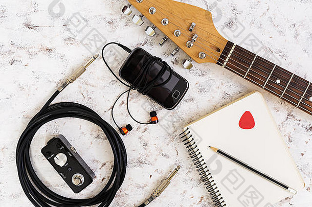 音乐的东西吉他吉他踏板耳机移动电话白色背景前视图平躺