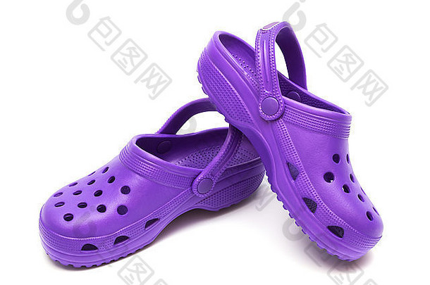白色底色的紫色橡胶凉鞋