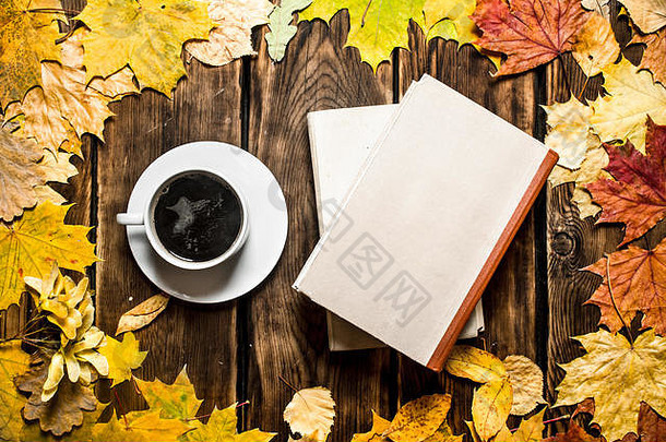 杯咖啡书枫木叶子木背景