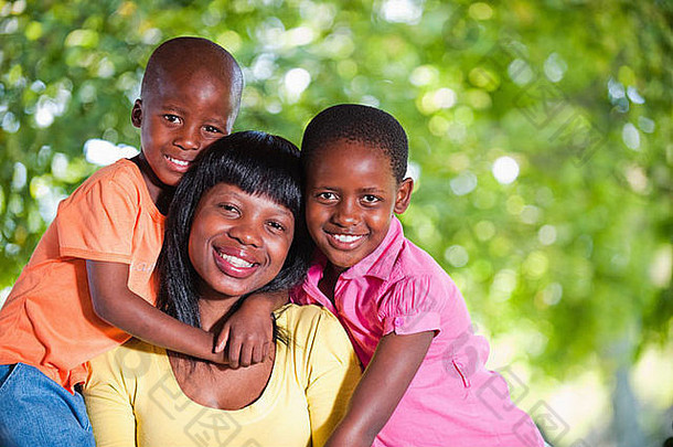 肖像妈妈。孩子们在户外约翰内斯堡豪登省省南非洲
