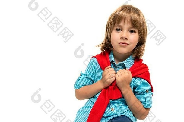 身穿t恤衫、脖子上围着连帽衫的运动少年男孩在蓝色背景上孤立地做手势