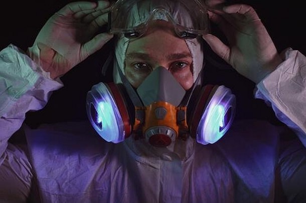 男人。保护服装西装气体保护医疗喷雾油漆面具医生呼吸器概念健康病毒冠状病毒疫情