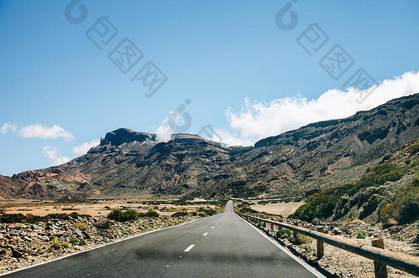 特内里费的山路。加那利岛特内里费山路，西班牙。通往特内里费岛泰德火山的道路-西班牙加那利