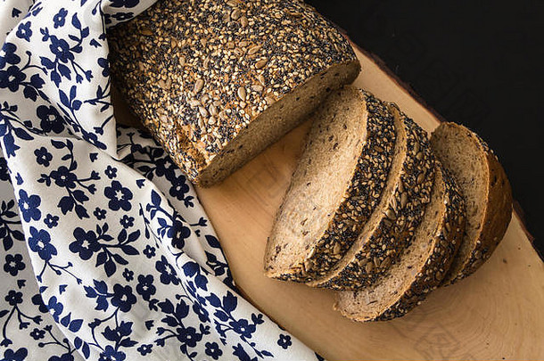 小麦切片面包特写镜头木表面花厨房毛巾