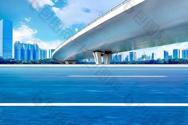 天桥无车沥青路现代城市建筑天际线背景