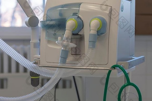 医院重症监护室的医用呼吸机和呼吸管，是治疗由冠状病毒引起的肺炎患者的地方
