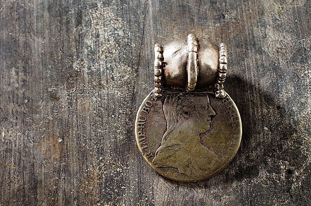 来自阿拉伯半岛南部的传统银首饰拍摄于纹理木桌上