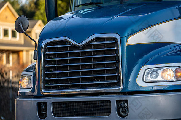 深蓝色商业长途美国物流货运领导者运输大型钻机半卡车，用于运输商业货物，在城市街行驶