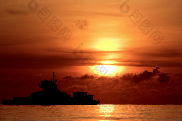 日出照片集使天空变红。挖泥船准备在新的一天工作