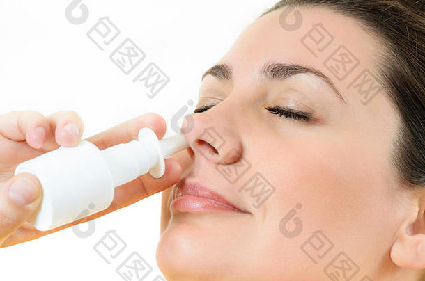 放松的年轻女子使用鼻喷雾剂