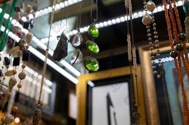 带有绿色水晶的圆形吊坠。这张照片是在商<strong>店门</strong>前拍的。