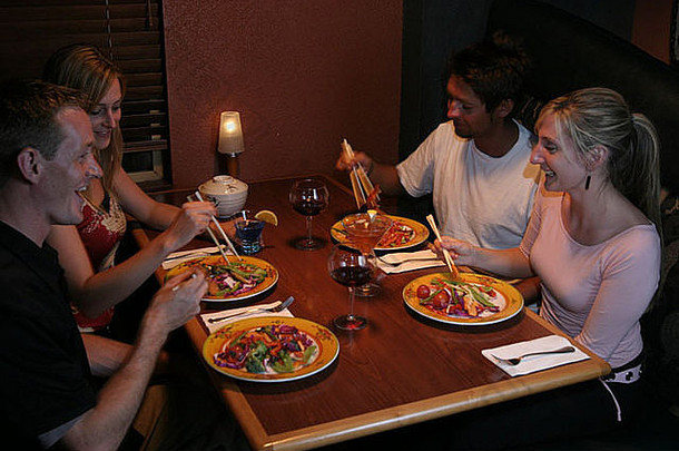 加拿大不列颠哥伦比亚省惠斯勒市的一个由4位朋友和2对夫妇组成的团体，在日本蒙古里烧烤餐厅用餐