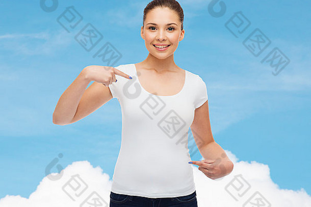 微笑年轻的女人空白白色t恤