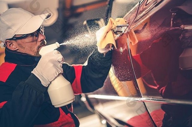 清洁美国经典汽车。由专业工人清洗和细化。