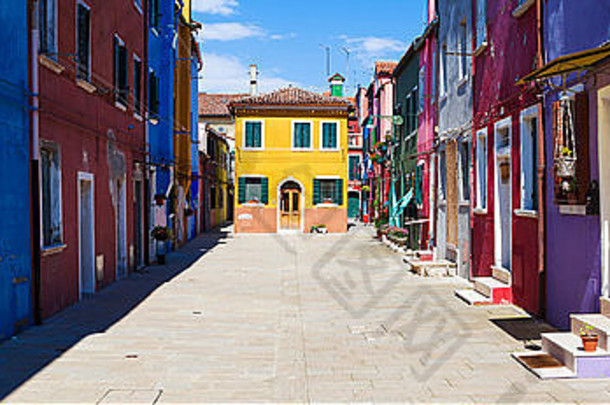 意大利威尼斯附近的布拉诺彩色街道全景
