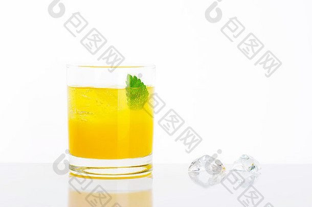 一杯白底冰鲜橙汁
