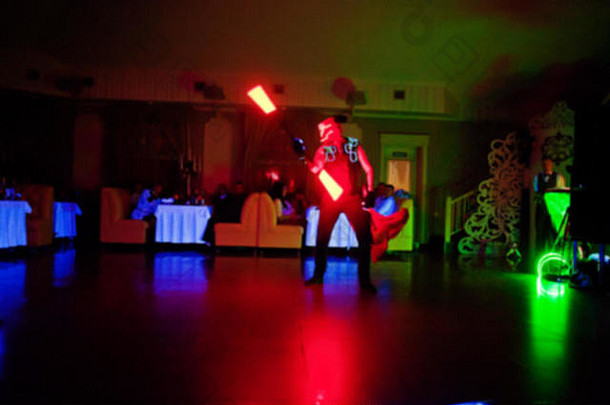 二极管灯在婚礼派对上展示艺术家。模糊的照片。