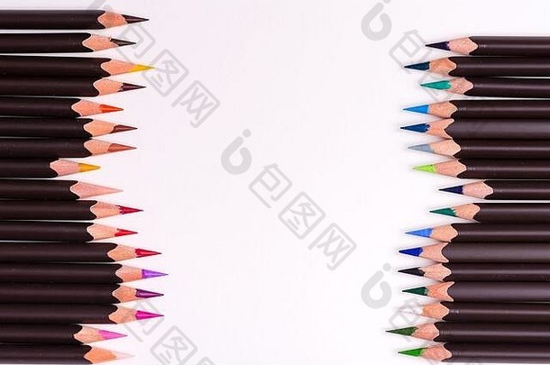 用彩色铅笔在白色背景上双面<strong>画边框</strong>，并留有空间。顶视图。