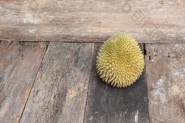 榴莲成熟的果实，在木板上有刺。具有用于添加文本的空间