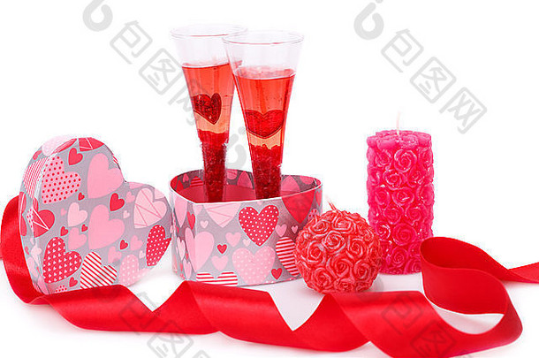 两个红烛玻璃杯，礼盒和红丝带，在白色背景上分开。