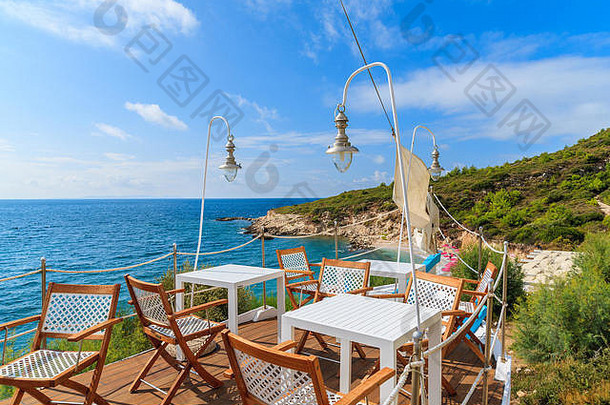 希腊萨莫斯岛海岸，传统帆船甲板上的桌子和椅子