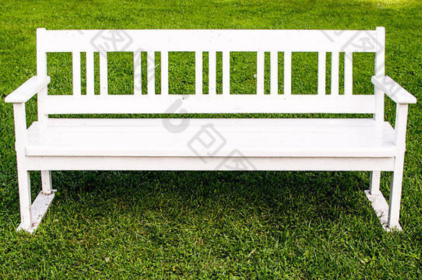 绿色田野上的白色长凳