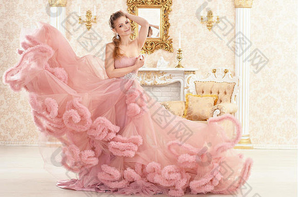 穿着粉红色连衣裙的美丽年轻女子的画像
