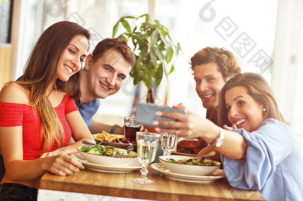 一群朋友在餐厅用餐
