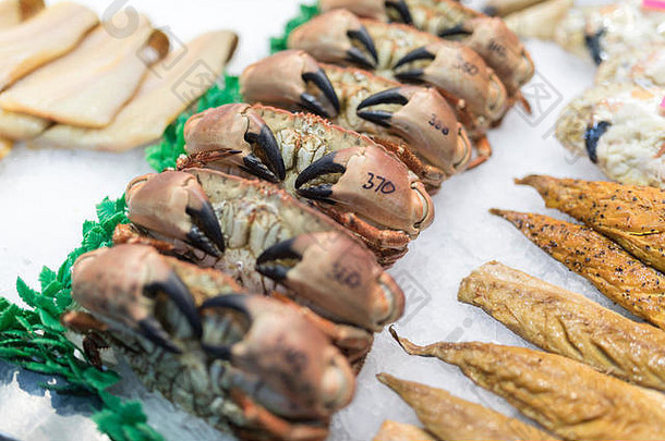 行新鲜的螃蟹冰价格手写爪子出售鱼者市场摊位约克郡英格兰