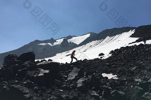 徒步旅行过去的融化雪熔岩覆盖山坡上山本科太平洋西北弯曲俄勒冈州