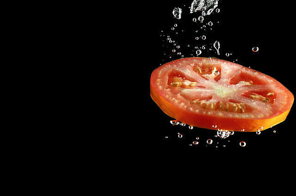 黑底番茄片掉入水中