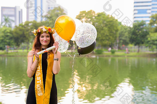 年轻漂亮的女人在邦公园庆祝毕业典礼