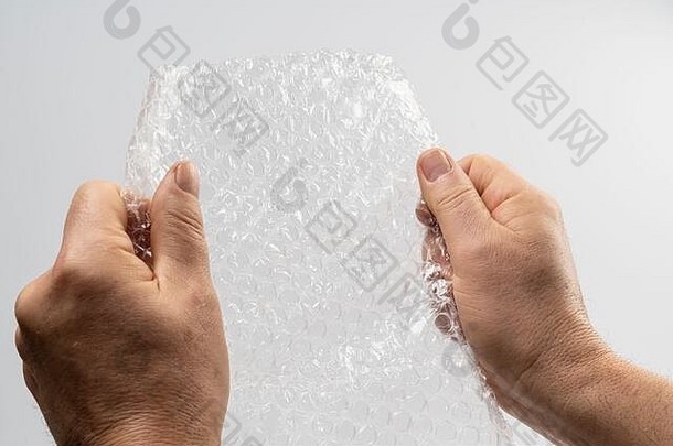 你手里拿着一张塑料泡泡垫