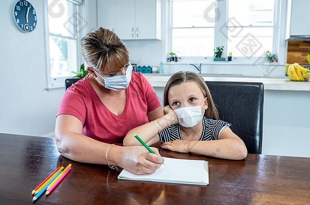 冠状病毒爆发封锁学校闭包妈妈。帮助无聊女儿脸面具研究在线类首页科维德流感大流行