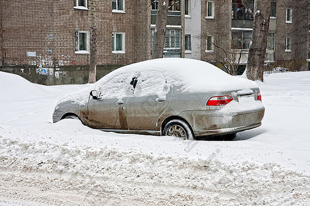 冬天雪地里的汽车