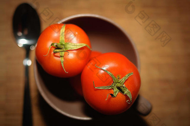 生活烹饪西红柿轮棕色（的）陶器碗木董事会勺子